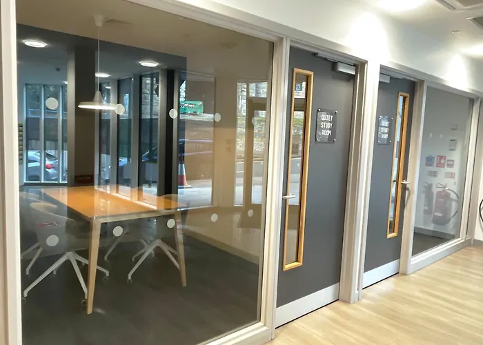 Hnfc Stays - Central Business Studio W/ Gym
